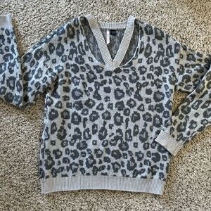 Stylish Gray Leopard V-Neck Sweater